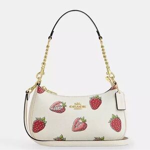 🍓Coach Cream Strawberry Pattern Shoulder Bag🍓